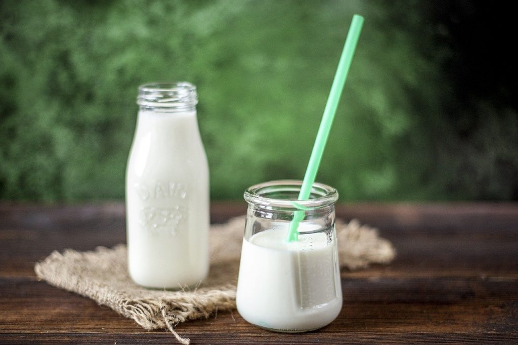 ¿Qué tipos de vitaminas tiene la leche?