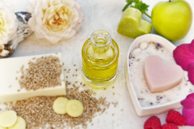 Botella de aceite de avellana junto a crema facial natural, mostrando su uso cosmético para piel y cabello