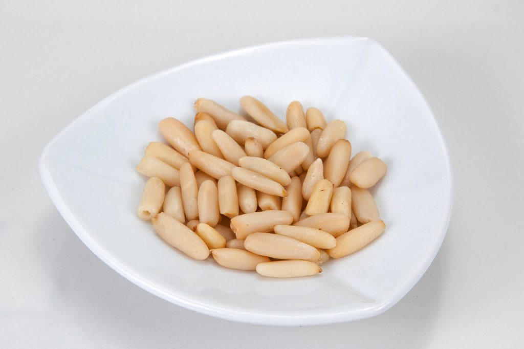 Qué vitaminas y minerales tiene el piñón