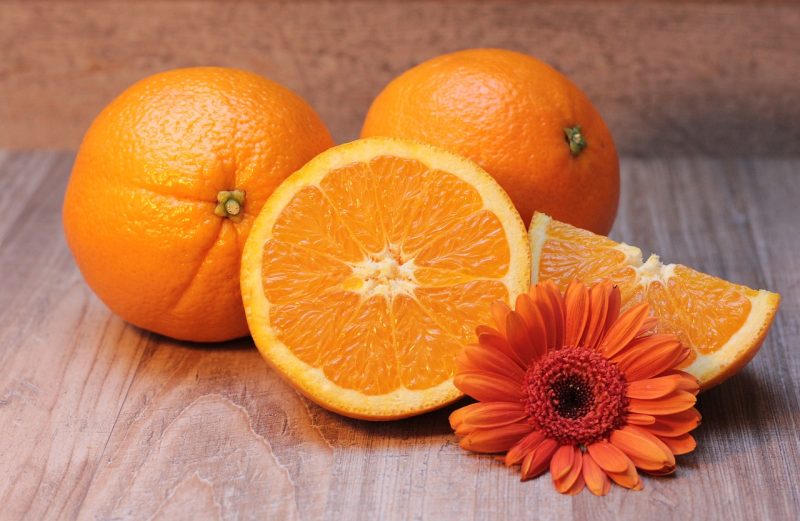 que vitaminas y minerales tiene la naranja