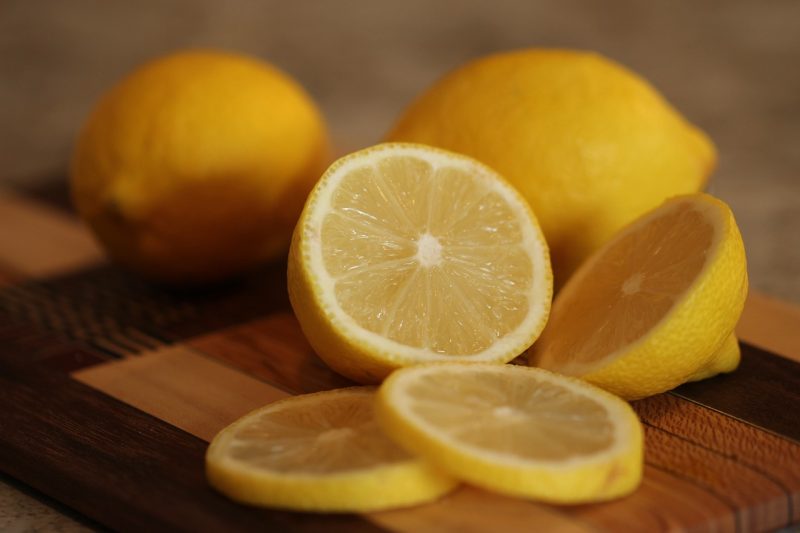 que vitaminas y minerales tiene el limon
