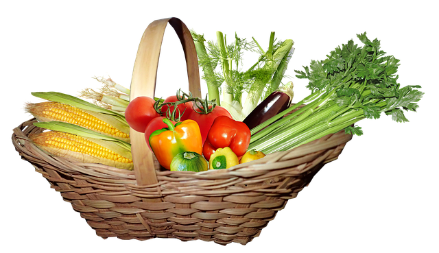 cesta con apio y otros vegetales saludables