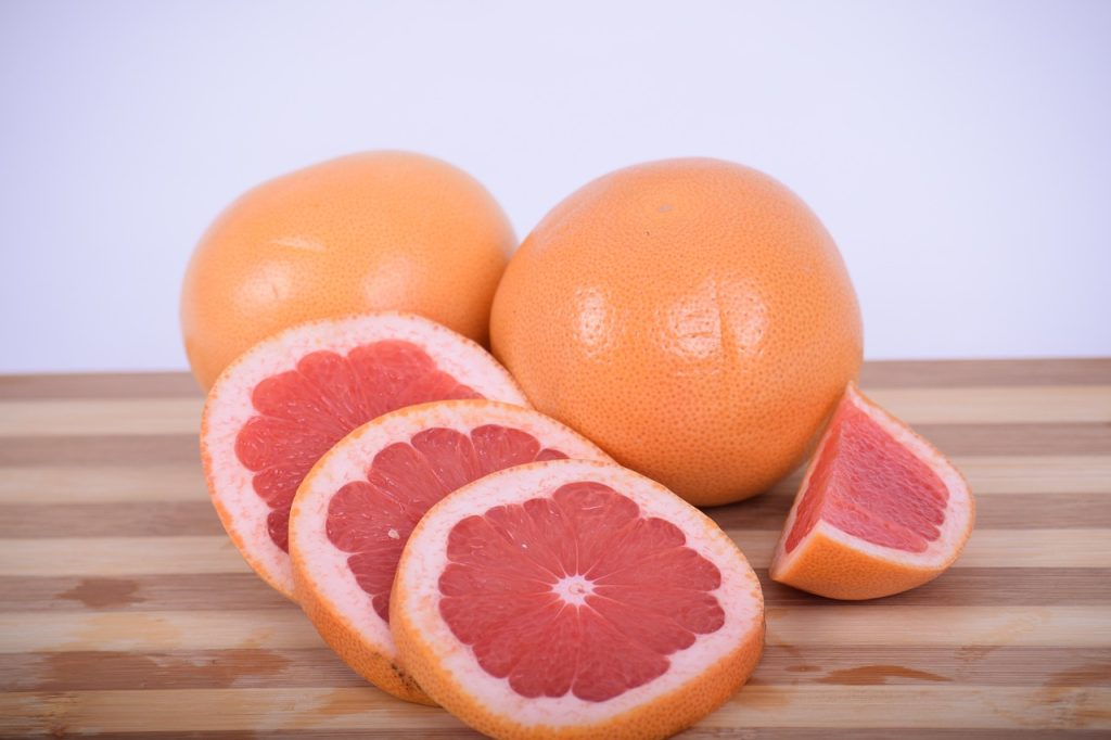 Qué vitaminas y minerales tiene el pomelo