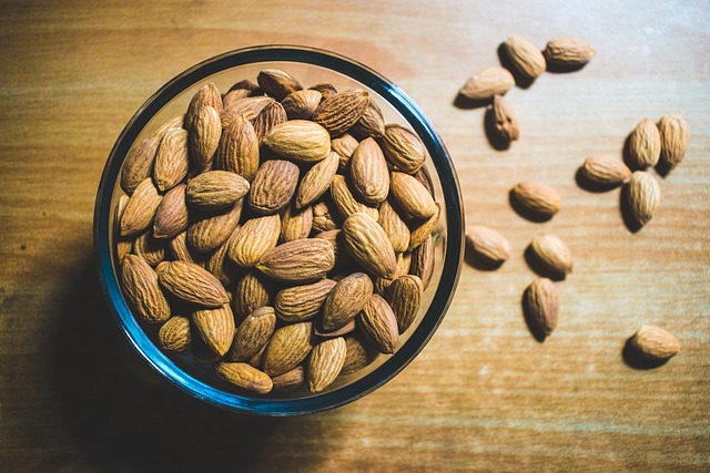 frutos secos y aceite de almendras con grasas monoinsaturadas