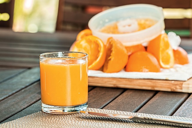 zumo de fruta fresca y fruta entera