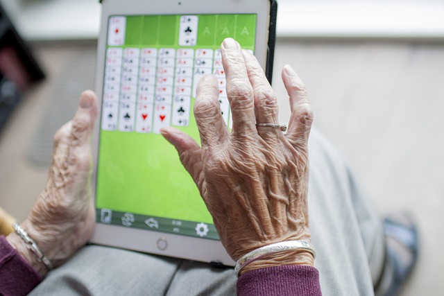 Older adults need to drink more water o las personas adultas tienen que beber más agua
